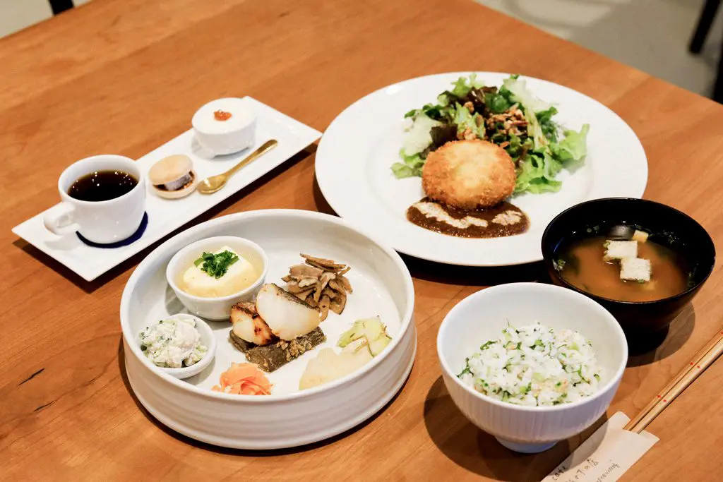 モダンなカフェでくつろぎのひとときを「坂の下の店 Budounotane」