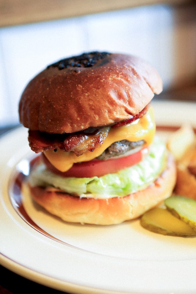 ボリューム感たっぷりのハンバーガーが味わえる「DeliBoy BROS. Hamburger」